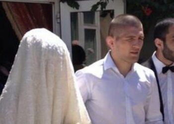 Prej vitesh e fshehur, më në fund zbulohet fytyra e gruas muslimane të Khabib Nurmagomedov