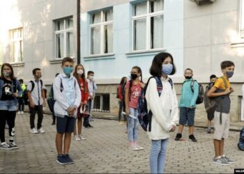 Mbyllen 14 shkolla në Kosovë, infektohen mbi 250 nxënës e mësimdhënës