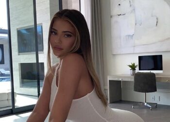 Kylie Jenner ‘ndez’ rrjetin, pozon vetëm në të brendshme