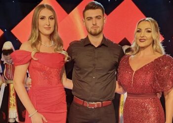 Në këtë foto nuk po dihet cila është Afërdita e cila e bija