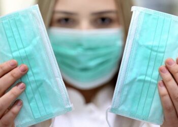 Maskat e fytyrës duhet të ndërrohen çdo dy orë, mjekët e Dubait tregojnë arsyen