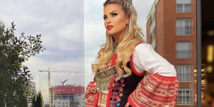 Ryva Kajtazi do t’ia bëjë zemrën ‘mal’ vjehrrës me pamjen e fundit