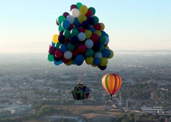 Njeriu që shndërroi ëndrrën e tij fëmijërore në realitet, fluturon përmes balonave!