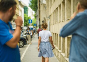 Tetë lloje komplimentesh që më mirë të mos i bëni fare