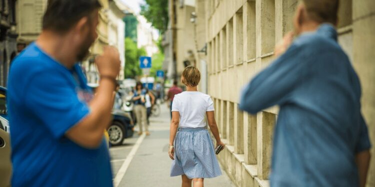 Tetë lloje komplimentesh që më mirë të mos i bëni fare