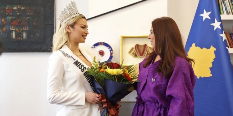 Ministrja Vlora Dumoshi priti në takim “Miss Universe Kosova 2020” Blerta Veselin