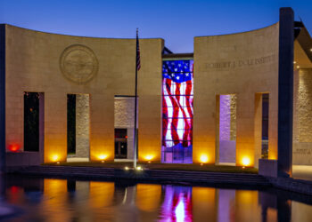 Biznesmeni shqiptaro-amerikani Jim Xhema dhuron gjysmë milioni dollarë për institutin e Bob Dole