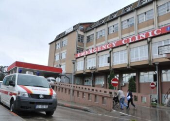 “Pse po qeshni”, familjarët e pacientit me COVID sulmojnë teknikun e Radiologjisë në QKUK