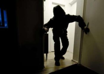 Dy palestinezë hyjnë për të vjedhur në një shtëpi në Prishtinë, sulmojnë një polic me skalper