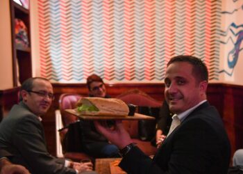 Me sandviç në dorë, Hoti e Selmanaj vizitojnë baret e Prishtinës