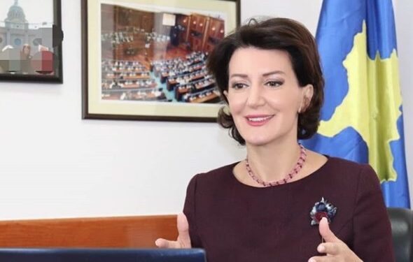 Atifete Jahjaga nuk njeh moshë, shkëlqen në fotografitë e fundit