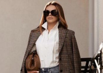 Ariana niset për punë e veshur me shumë stil, ҫizmet e saj shumë të gjata morën tërë vëmendjen