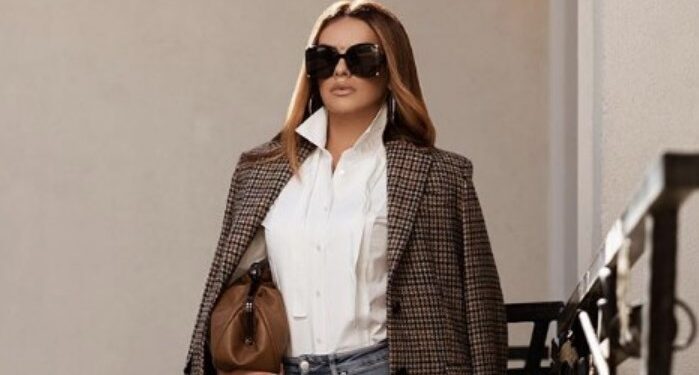 Ariana niset për punë e veshur me shumë stil, ҫizmet e saj shumë të gjata morën tërë vëmendjen