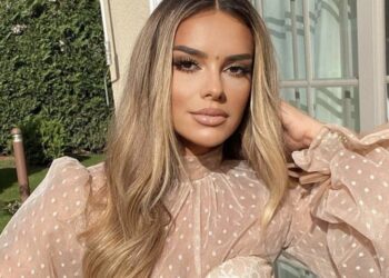 Luja Arianë luja, reja e Sabriut duke i formësuar vithet në palestër