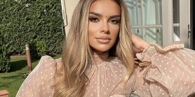 Luja Arianë luja, reja e Sabriut duke i formësuar vithet në palestër