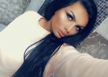 Kallashi në pikë të dimrit del pa rroba komplet