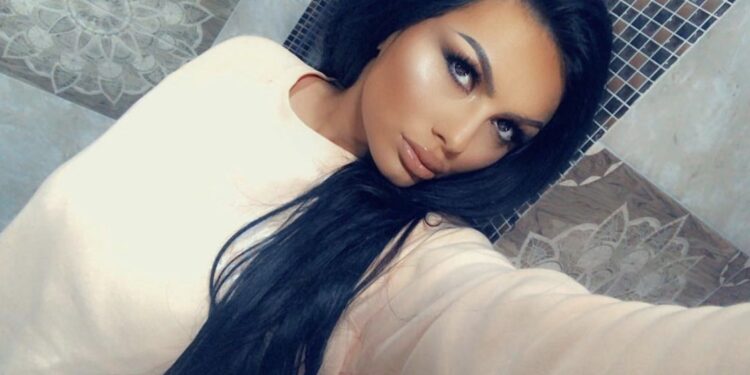 Kallashi në pikë të dimrit del pa rroba komplet