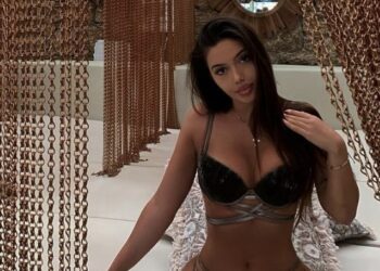 Rashela i heq të gjitha, pushimet në bregdet i zbulojnë hiret 17-vjeçares