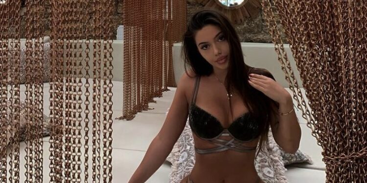 Rashela i heq të gjitha, pushimet në bregdet i zbulojnë hiret 17-vjeçares