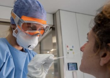 Studimi i ri: Koronavirusi rrit rrezikun e disa çrregullimeve mendore – cilat janë ato?