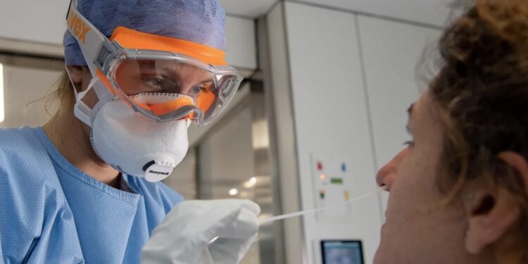 Studimi i ri: Koronavirusi rrit rrezikun e disa çrregullimeve mendore – cilat janë ato?