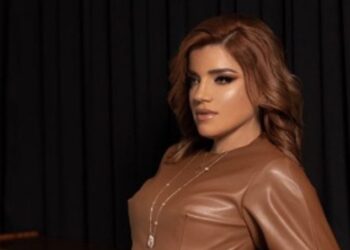 E veshur me fustan lëkure, Edona po duket si 15 vjeҫare në foton e fundit