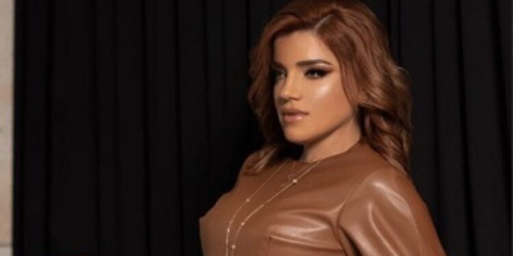 E veshur me fustan lëkure, Edona po duket si 15 vjeҫare në foton e fundit