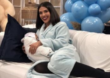 “Pajtesa” e ushqen djalin me gji në mes të sheshit