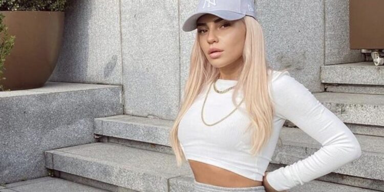 Gjithmonë i duken për mashallah, por tutat ia zbulojnë vithet dërrasë Kidës