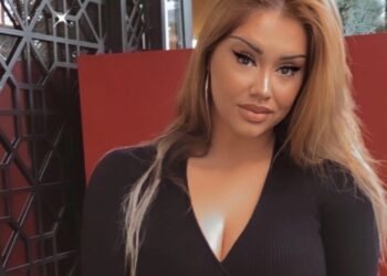 Bionës gati i “plas” gjoksi në këtë maicë të ngushtë