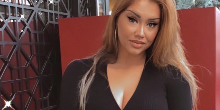 Bionës gati i “plas” gjoksi në këtë maicë të ngushtë