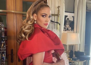 Fundi i ngusht vë në pah trupin peshk të Jennifer Lopez