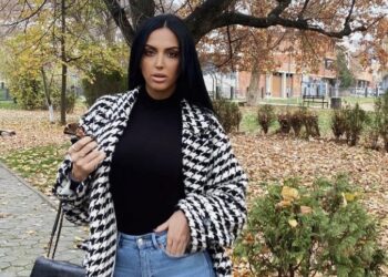 Bluza e tejdukshme i tregon sytjenat e rejes se Gilit