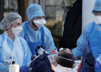 Flenë e jetojnë së bashku, dikush preket nga koronavirusi e dikush jo-mjeku tregon arsyen