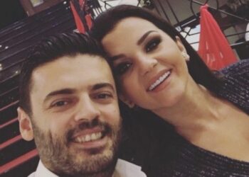 Nusja e Korab Jetishit puthet në buzë me këtë vajzë