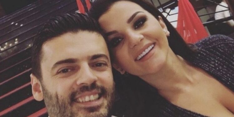 Nusja e Korab Jetishit puthet në buzë me këtë vajzë