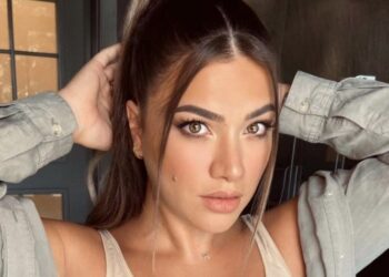 Sara e Ledrit fle me veshje të çuditshme