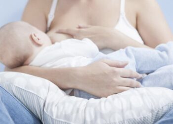 A duhet t’i japësh gji fëmijës nëse je me koronavirus?