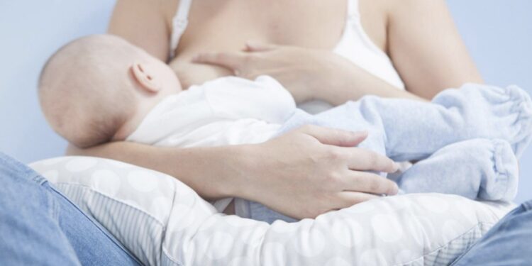 A duhet t’i japësh gji fëmijës nëse je me koronavirus?