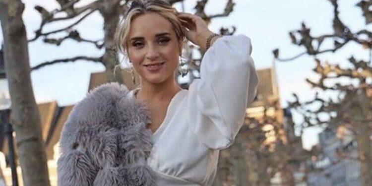 Lulja shfaqet e veshur me shumë stil, mori vëmendjen me pozën e fundit