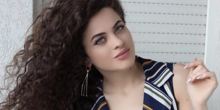 Ku është nisur me këtë fustan Gëzimja?