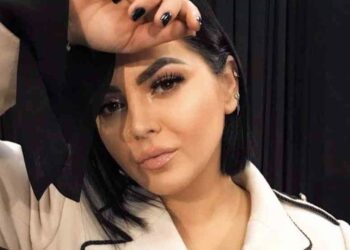 Fifi vishet plot stil për të dalë në mbrëmje, format e saj trupore marrin gjithë vëmendjen