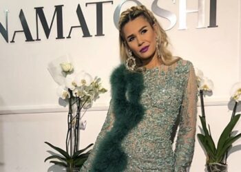 E veshur me fustan të çarë, Kaltrina Selimi ekspozon më shumë se ç’duhet