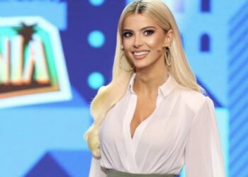 Besoni ose jo, vjehrra e Getit e nëna e Marinës vozit biçikletë dhe xhiron veten