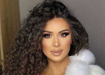 Shkenda Dubova çmend rrjetin, gjoksi i saj jasht dhe të lë pa frym