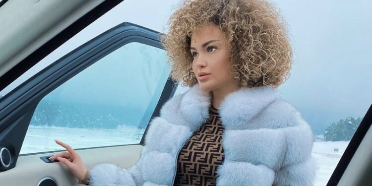 Arta Elezaj i drejton flokët kështu po duket!