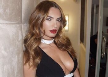 Fustani i hapur Libertës ia zbulon të pasmet