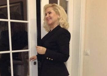 Me komplete të bukura e taka të larta, Shyhretja po duket si 20 vjeҫare me paraqitjen e fundit