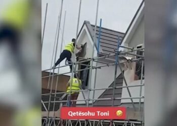 Shefi nuk po ia jep paret, punëtori hip në skele dhe fillon ta prishë shtëpinë që e ndërtoi