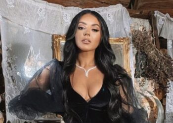 Fifi nxjerrë gjoksin në fushë